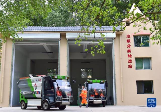 2022年4月21日，在河北省石家庄市鹿泉区镇宁路上的一处垃圾分类转运站，工作人员在处理垃圾。新华社记者 杨世尧 摄