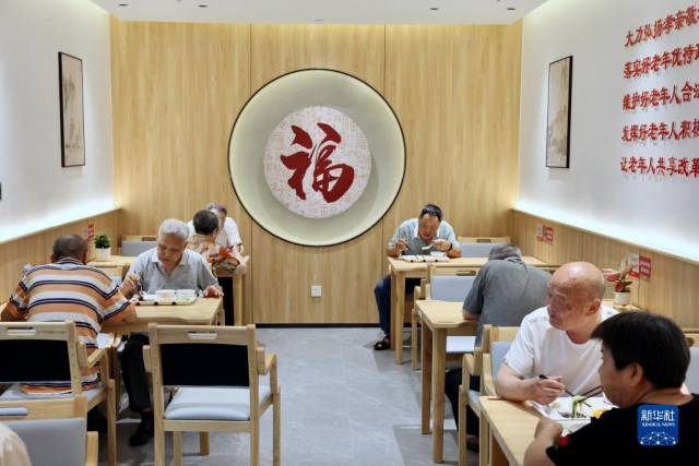 2022年6月21日，老人们在福建省福州市晋安区岳峰镇桂溪社区的一家老年食堂用餐。新华社记者 姜克红 摄