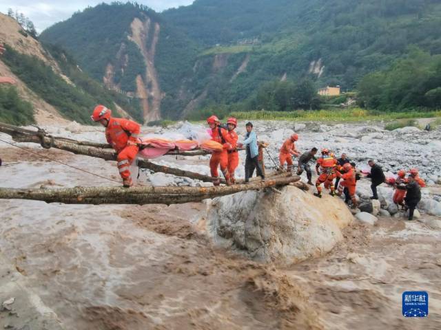 2022年9月5日，武警四川总队机动第二支队官兵在四川省甘孜州泸定县磨西镇磨子沟村搭建临时木桥转移被困群众（手机照片）。新华社发（洪福乐 摄）