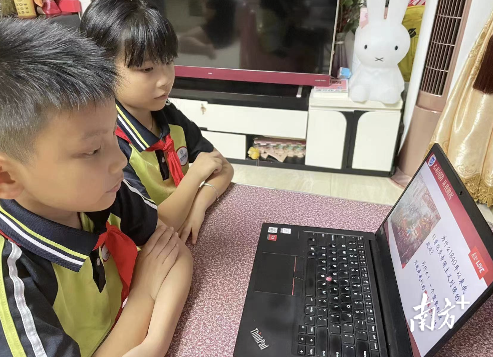 禅城区约16万名中小学生通过网络同步收看公开课。