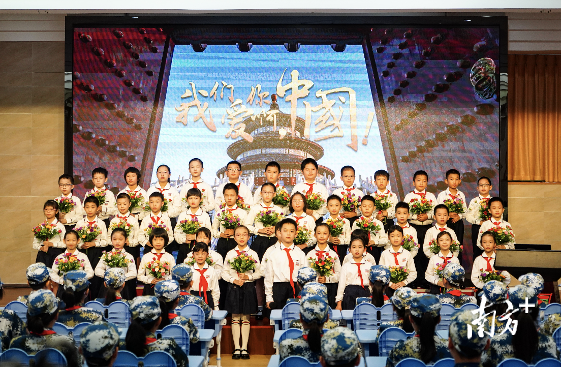 铁军小学同学们表演配乐诗朗诵《我爱你中国》。