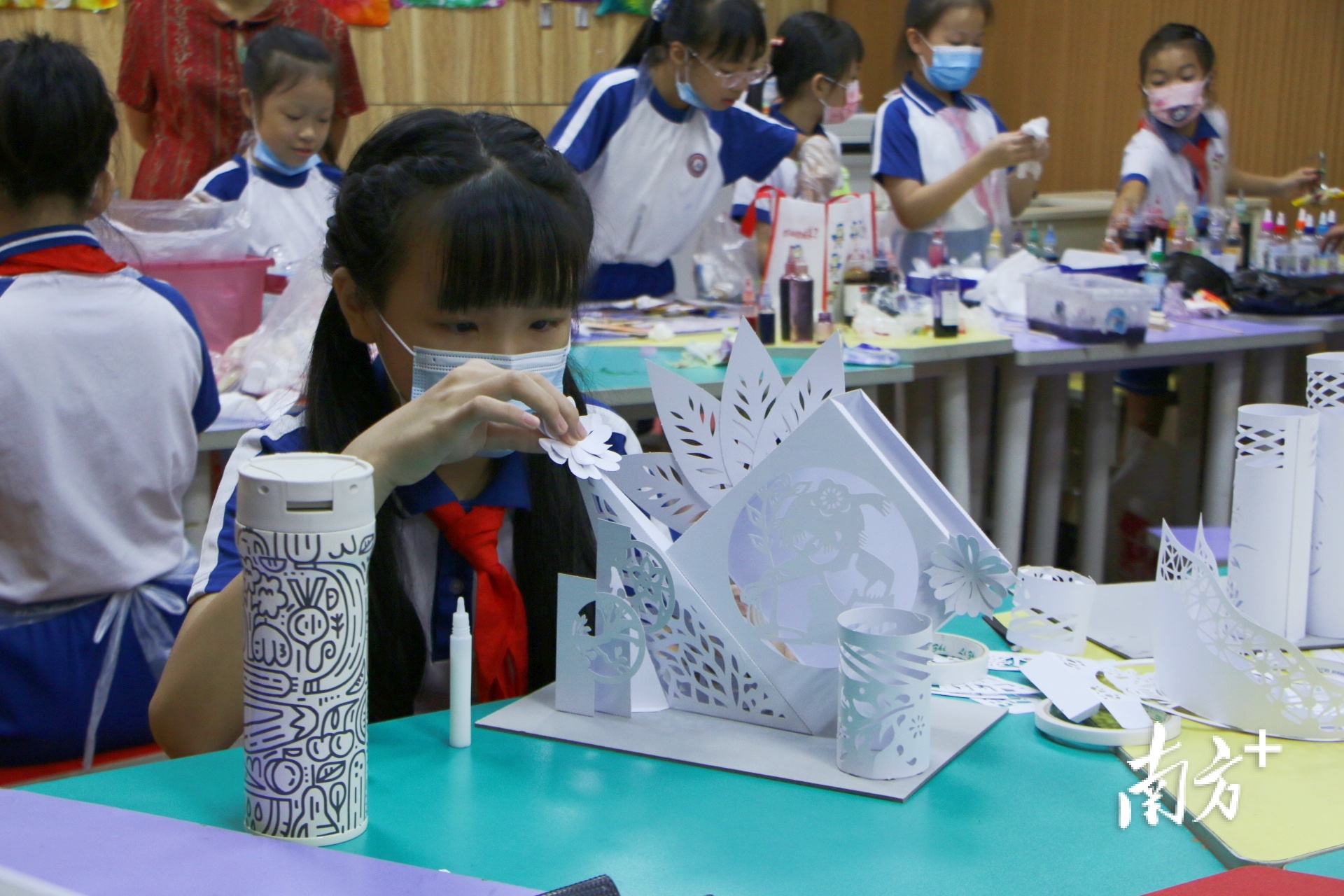 学生制作立体灯具作品。 南方+ 卢舒曼 拍摄