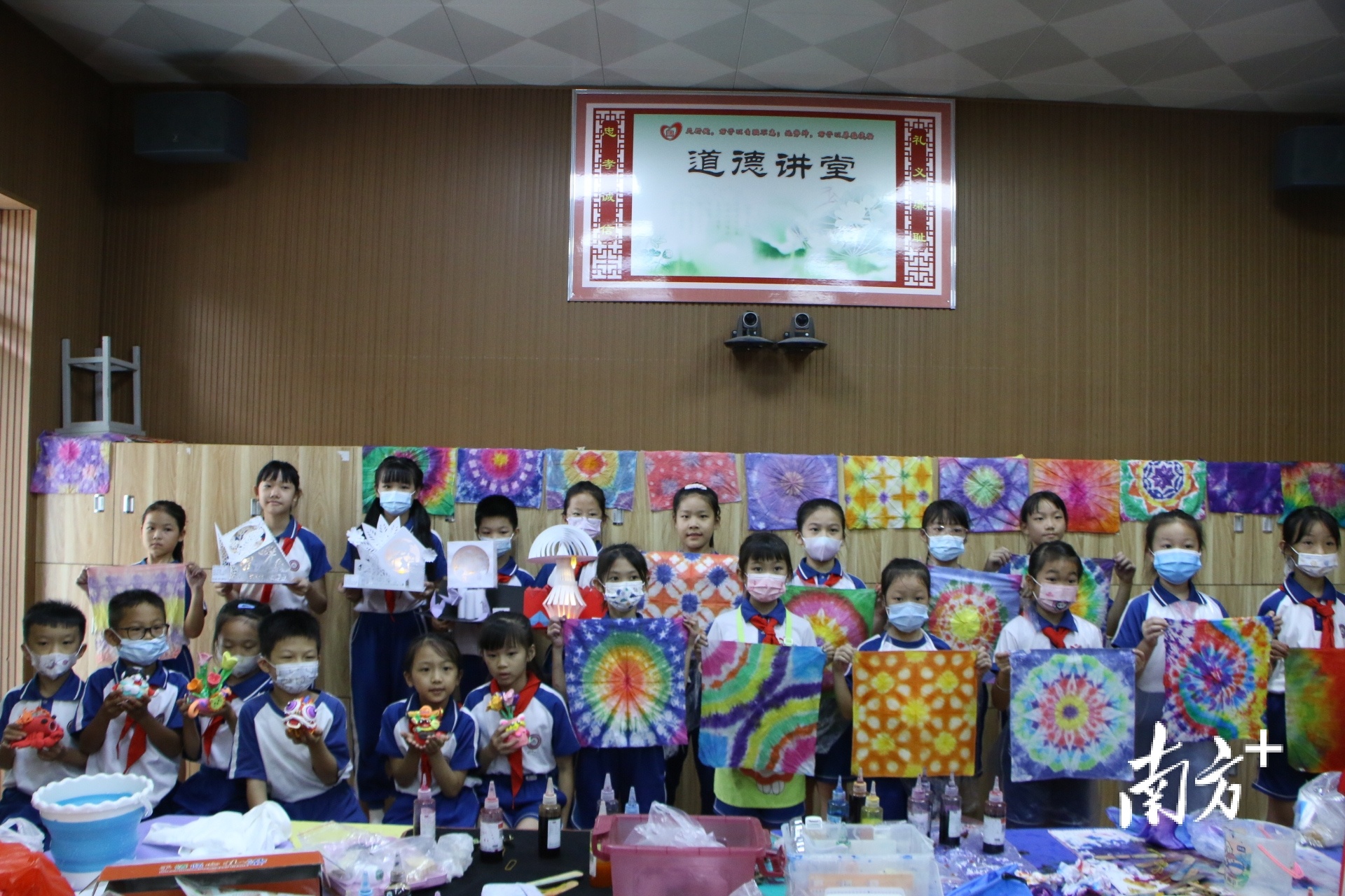 学生现场展示美劳融合成品。  南方+ 卢舒曼 拍摄
