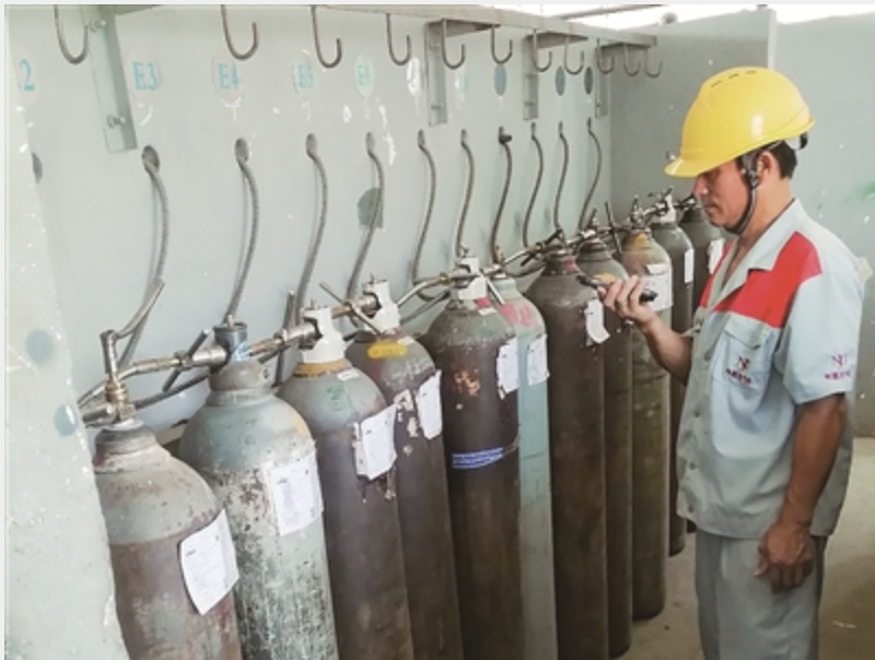 佛山市南海年嘉达气体有限公司工人在充装前进行扫码检查。 /企业供图 佛山市南海年嘉达气体有限公司工人在充装前进行扫码检查。 /企业供图