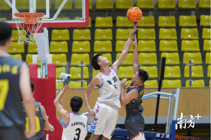 2022年东城街道成年男子篮球联赛(社区组)决赛现场。 2022年东城街道成年男子篮球联赛(社区组)决赛现场。