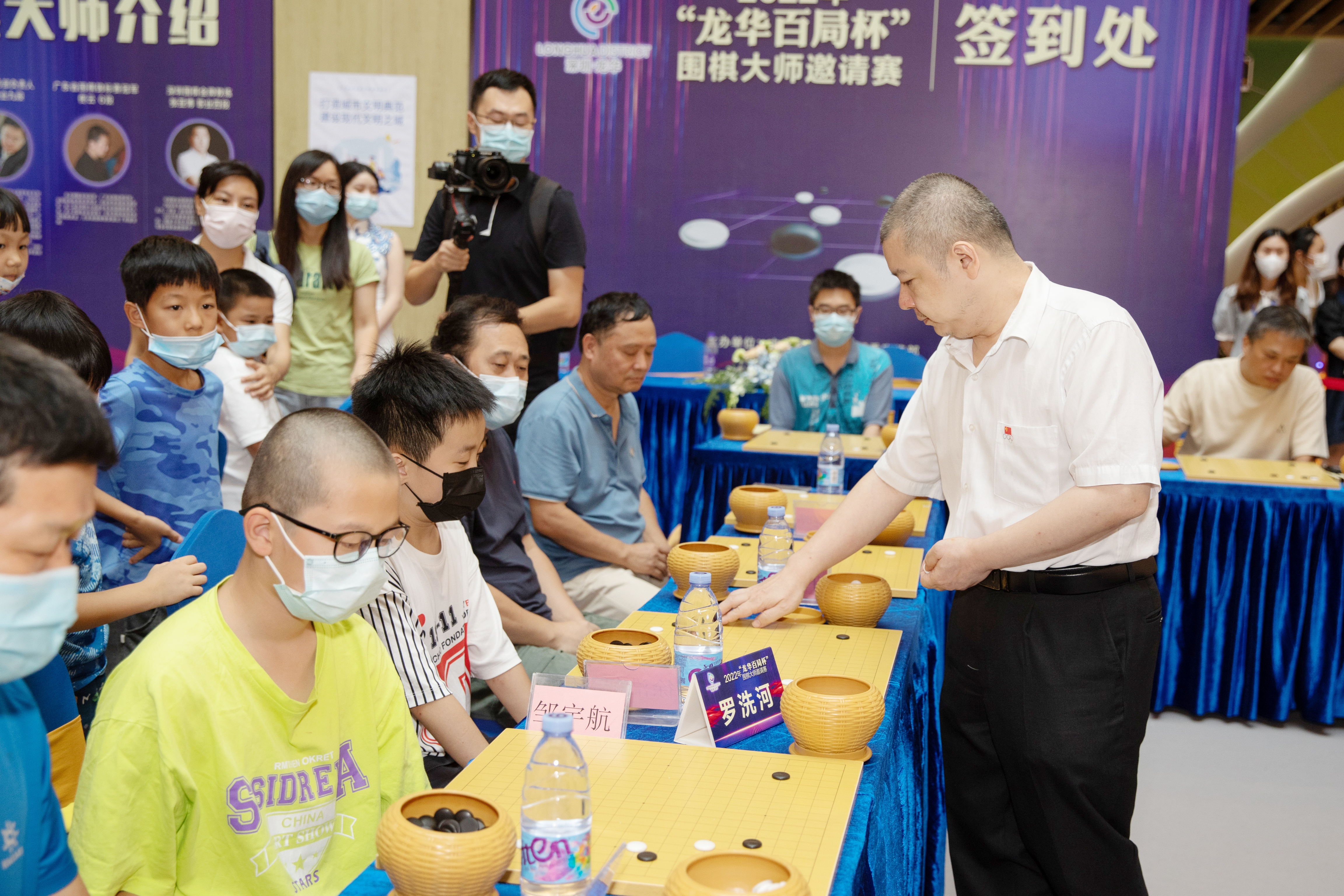 “龙华百局杯”围棋大师邀请赛上,世界冠军罗洗河(右)与龙华区围棋爱好者展开多面打。 “龙华百局杯”围棋大师邀请赛上,世界冠军罗洗河(右)与龙华区围棋爱好者展开多面打。