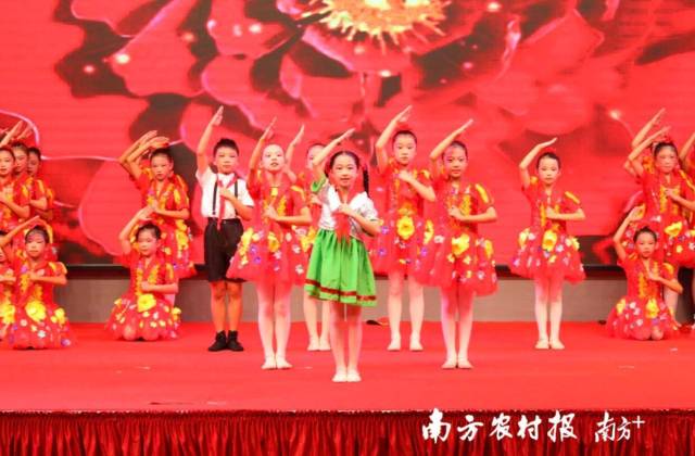 从化区庆祝2022年中国农民丰收节活动启动仪式现场欢庆丰收。 从化区庆祝2022年中国农民丰收节活动启动仪式现场欢庆丰收。