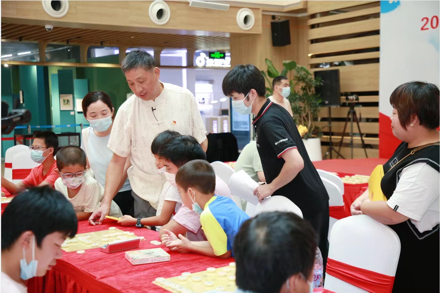 象棋大师柳大华(中)与龙华小小象棋爱好者对战。 象棋大师柳大华(中)与龙华小小象棋爱好者对战。