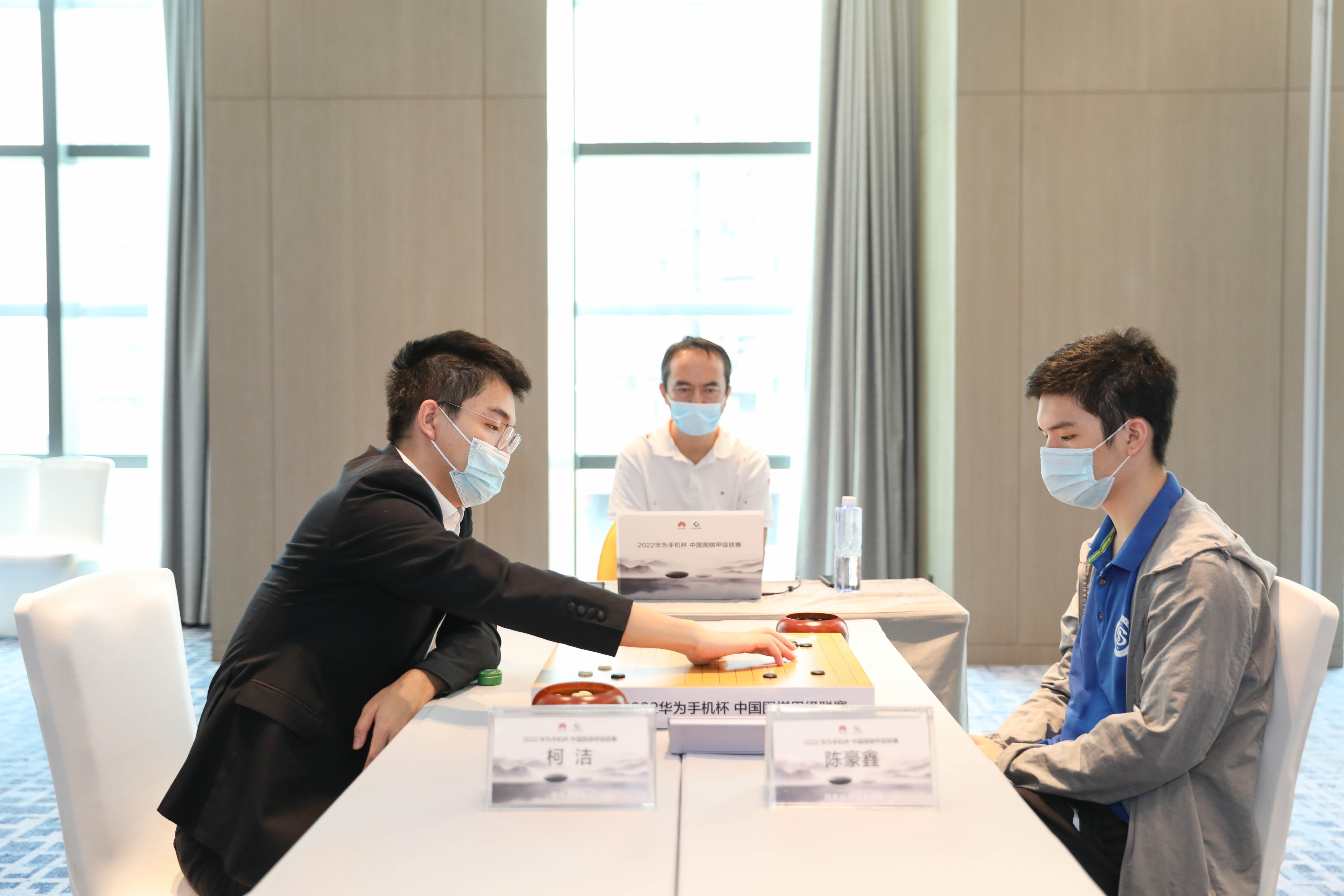 2022年中国围棋甲级联赛第十轮,深圳龙华队柯洁(左)在比赛中 2022年中国围棋甲级联赛第十轮,深圳龙华队柯洁(左)在比赛中