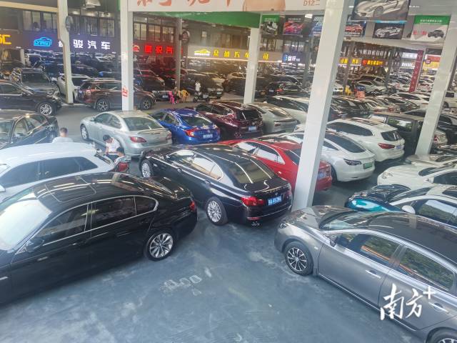 市场里塞满二手车 市场里塞满二手车