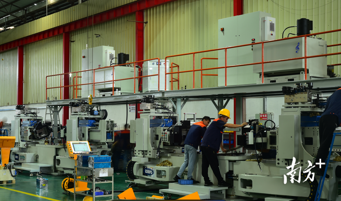 高谱弯曲员工在调试设备。受访者供图 高谱弯曲员工在调试设备。受访者供图