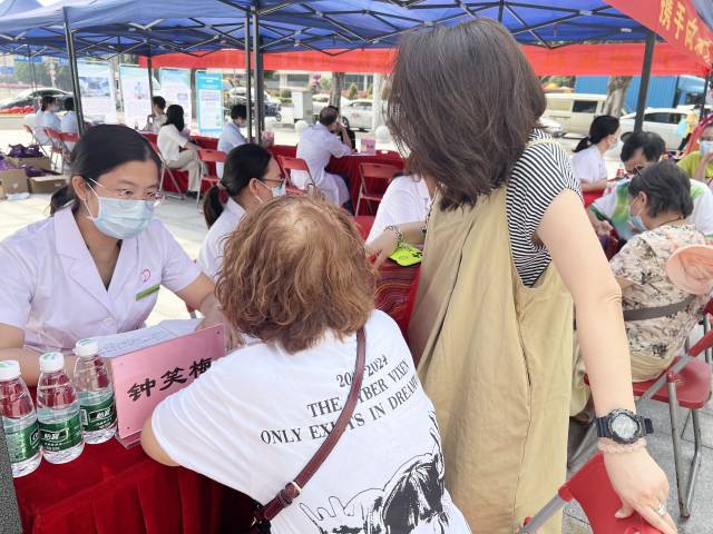 广州医科大学附属脑科医院老年神经科学中心主任钟笑梅正在进行义诊