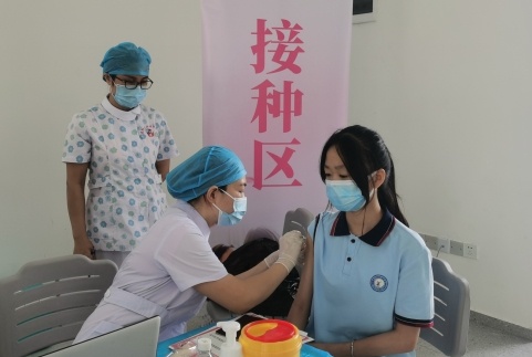 惠阳初一女学生在接种HPV疫苗。黄坤 摄