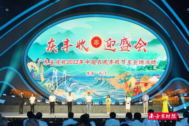 为何奔赴？丰收是大地的颜色，奋斗是青春最亮丽的底色！