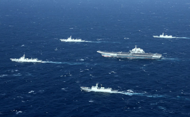 ↑辽宁舰航母编队在西太平洋海域开展远海训练（资料照片）。新华社发（莫小亮 摄）