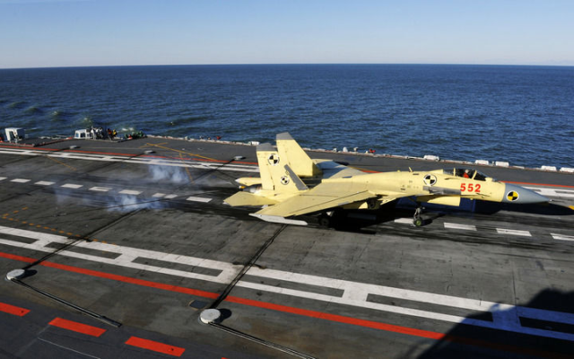 ↑歼-15舰载战斗机在辽宁舰上成功阻拦着舰（2012年11月23日摄）。新华社发（胡锴冰 摄）