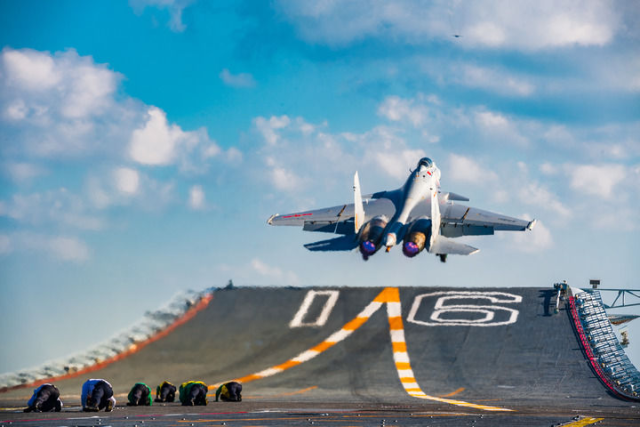↑歼-15舰载战斗机从辽宁舰滑跃起飞（2021年9月14日摄）。新华社发（孙翔 摄）