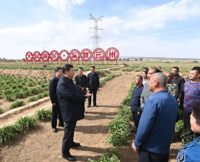 ↑2020年5月11日，習(xí)近平在山西省大同市云州區(qū)有機黃花標(biāo)準(zhǔn)化種植基地，同正在勞作的村民們親切交談。