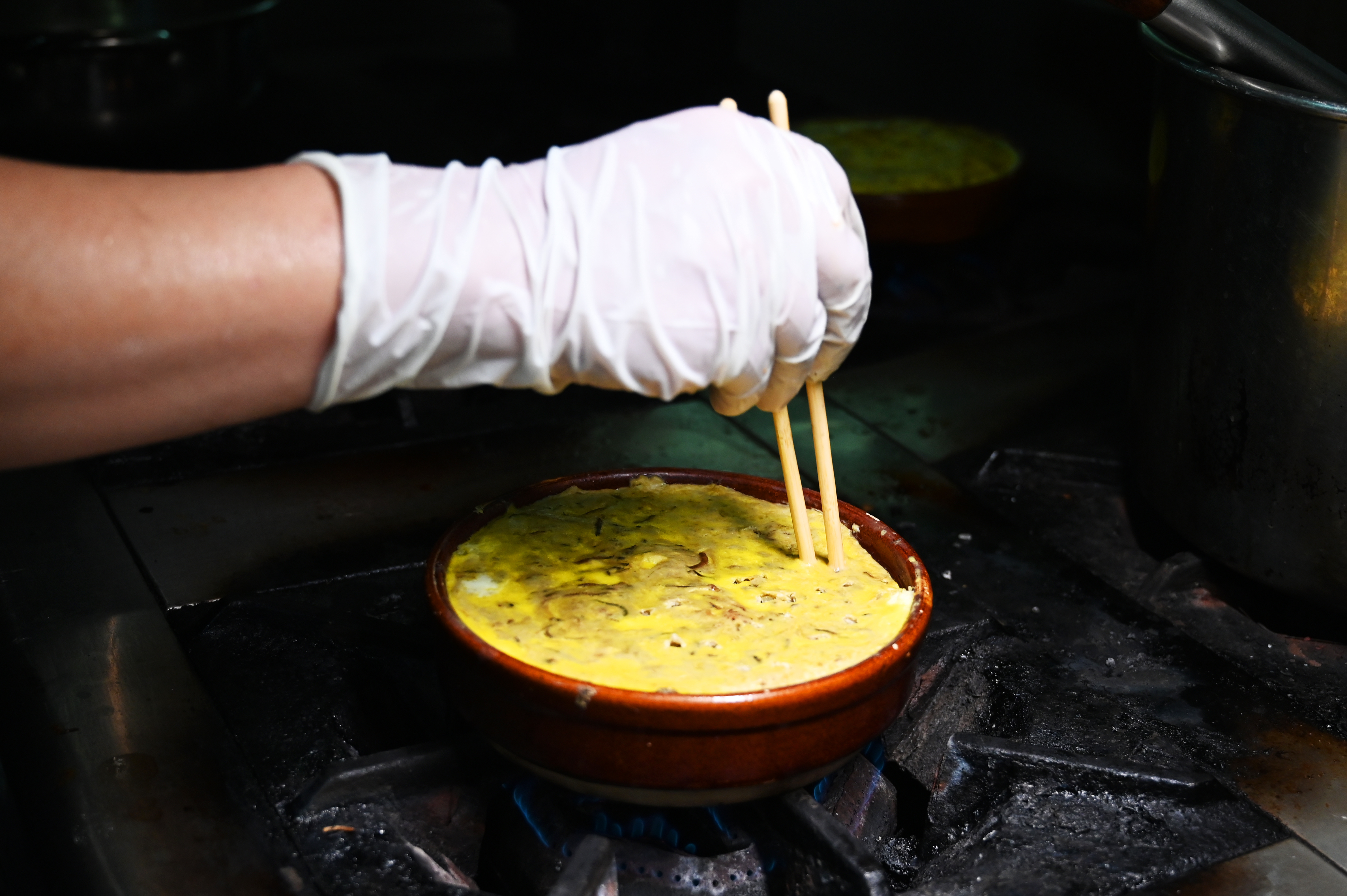 制作流程之三：加入调料并持续加热至熟透。