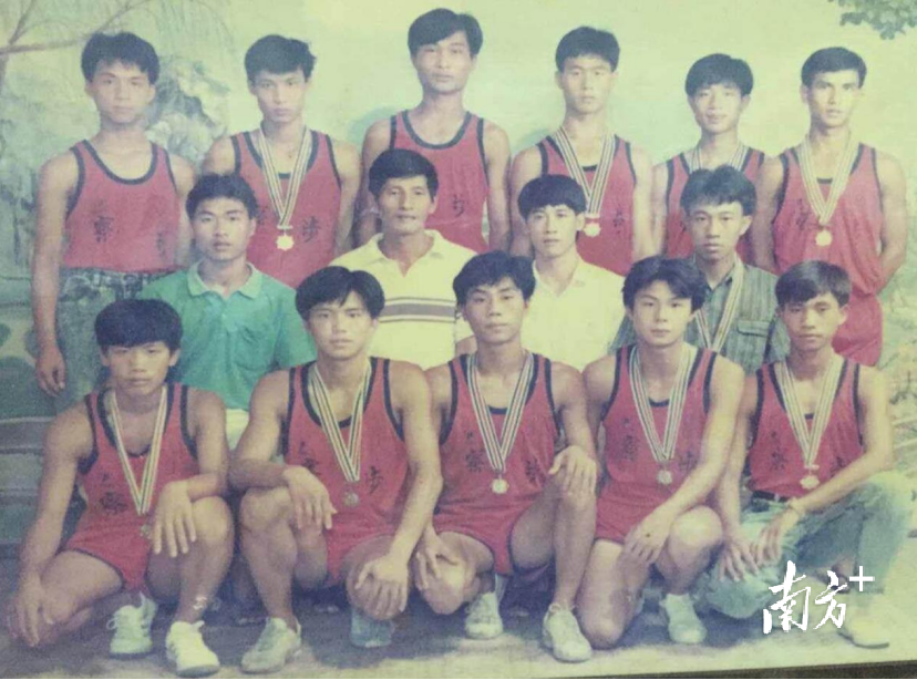 20世纪80年代寮步镇男子篮球队合照。