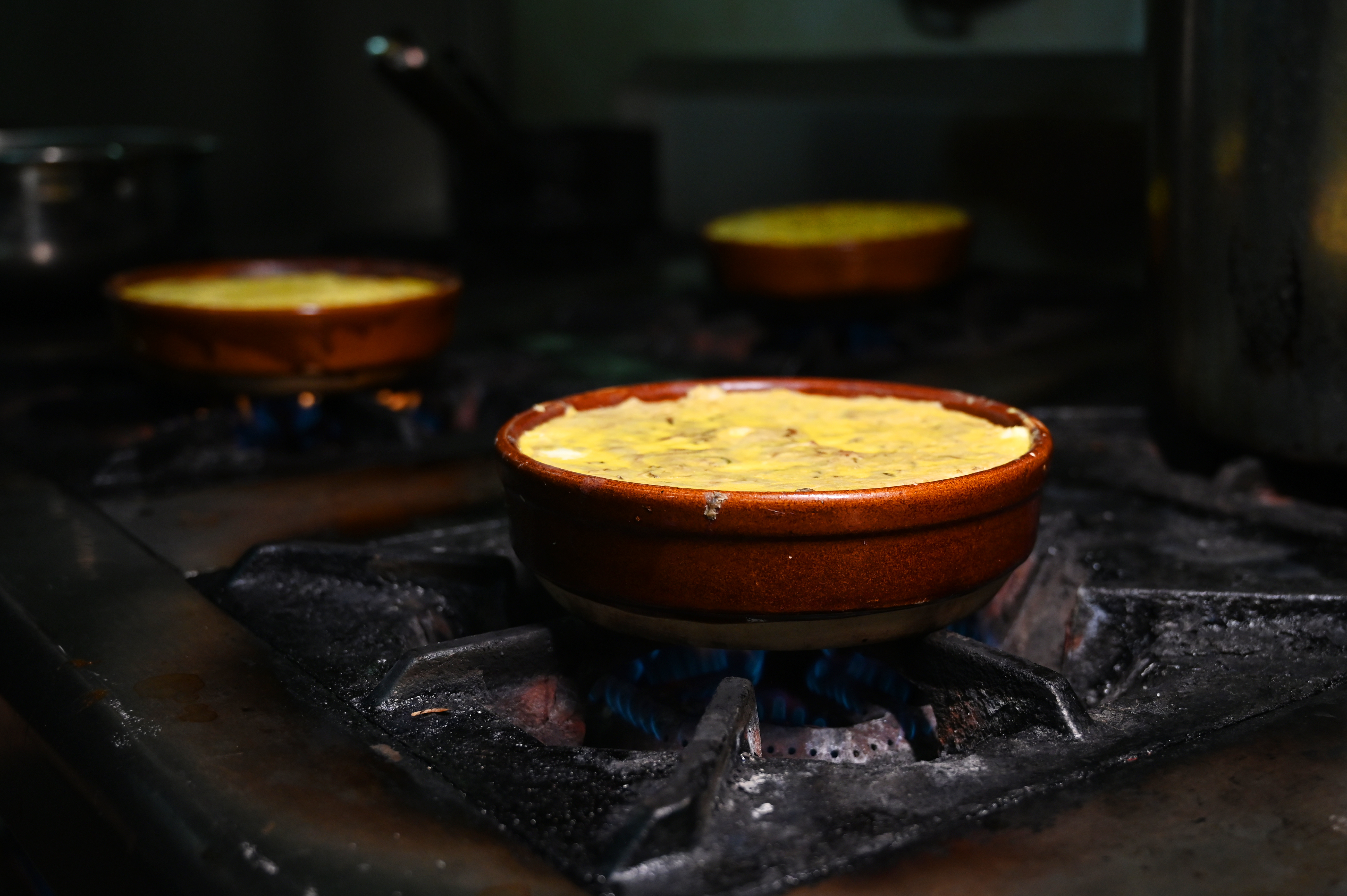 制作流程之二：砵仔放在火上烘干水分。