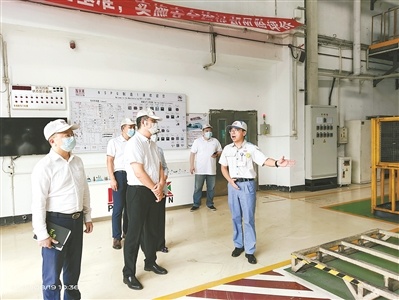 广州市政协“有事好商量”民生实事协商平台围绕“促进广州市非公有制企业构建和谐劳动关系”议题开展现场调研。骆昌威 摄 广州市政协“有事好商量”民生实事协商平台围绕“促进广州市非公有制企业构建和谐劳动关系”议题开展现场调研。骆昌威 摄