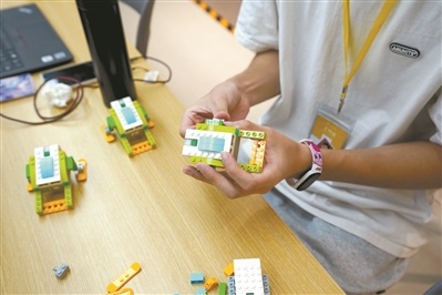 同学们可以通过编程，最终在拼好的乐高积木上实现亮灯、音响、移动等功能。