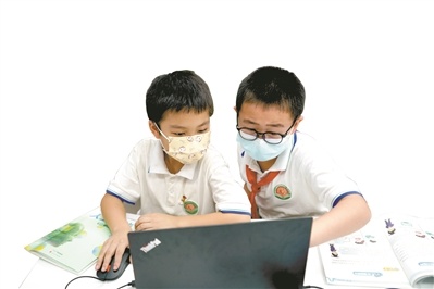 同学们通过面前的手提电脑，初识探索人工智能的奥秘。