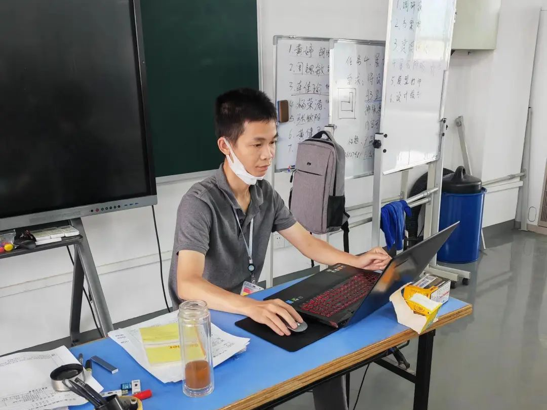  广东省技师学院实习指导教师李森为获奖者之一。