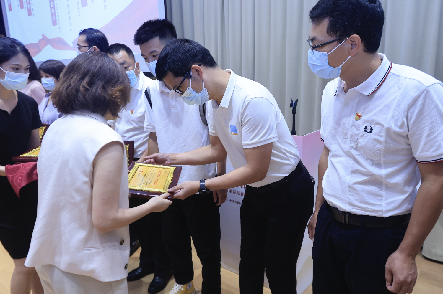 《垃圾分类百分百行动，以“百分标准”争当“零碳先锋”》在南方报业传媒集团深圳分社举办的“以人民为中心——2022年深圳党建引领基层治理”优秀案例交流活动中，获评“为民服务”优秀案例。南方日报记者 鲁力 摄