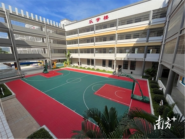 教学楼和运动场。