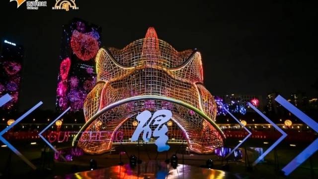 千灯湖12米狮头“觉醒”！260多栋楼宇亮灯首秀，靓爆不夜城