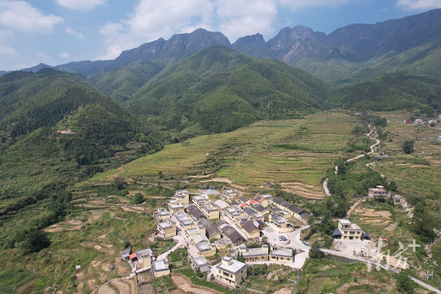 村庄与梯田融为一体。