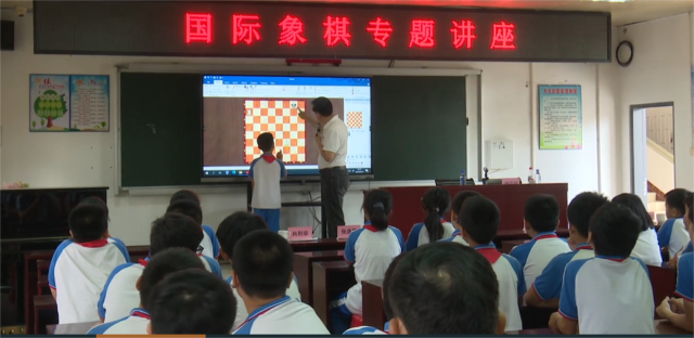 叶江川与陆河县实验小学学生“切磋”棋艺