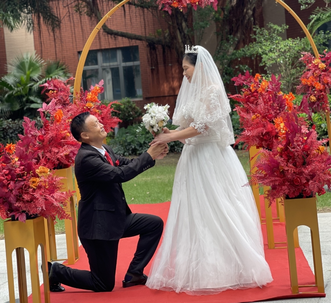 志愿者为社区长者拍婚纱照。记者 赵梓 摄 志愿者为社区长者拍婚纱照。记者 赵梓 摄