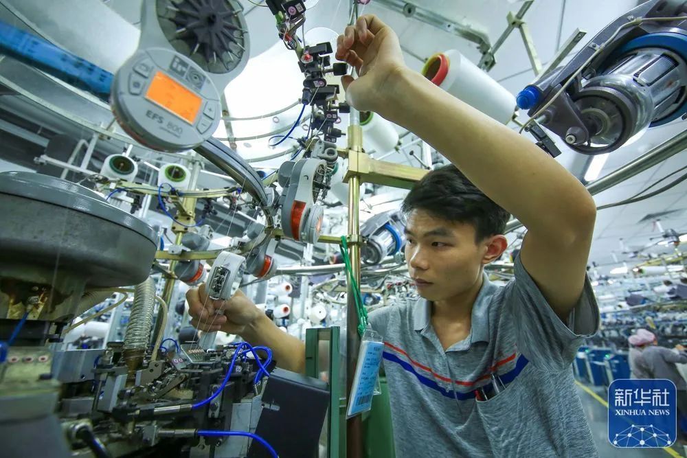 工人在贵州三穗经济开发区一家服装生产企业的车间作业。新华社发 工人在贵州三穗经济开发区一家服装生产企业的车间作业。新华社发