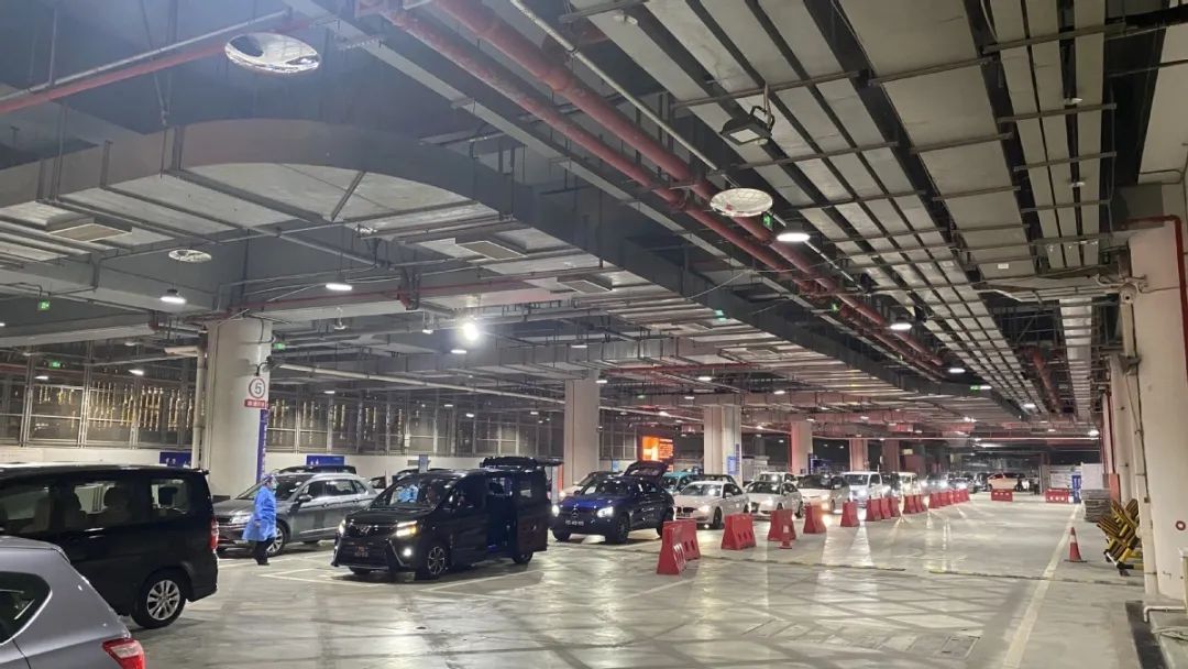 返回澳门车辆从10月4日傍晚6时起出现持续高峰。通讯员 吴升文 摄 返回澳门车辆从10月4日傍晚6时起出现持续高峰。通讯员 吴升文 摄