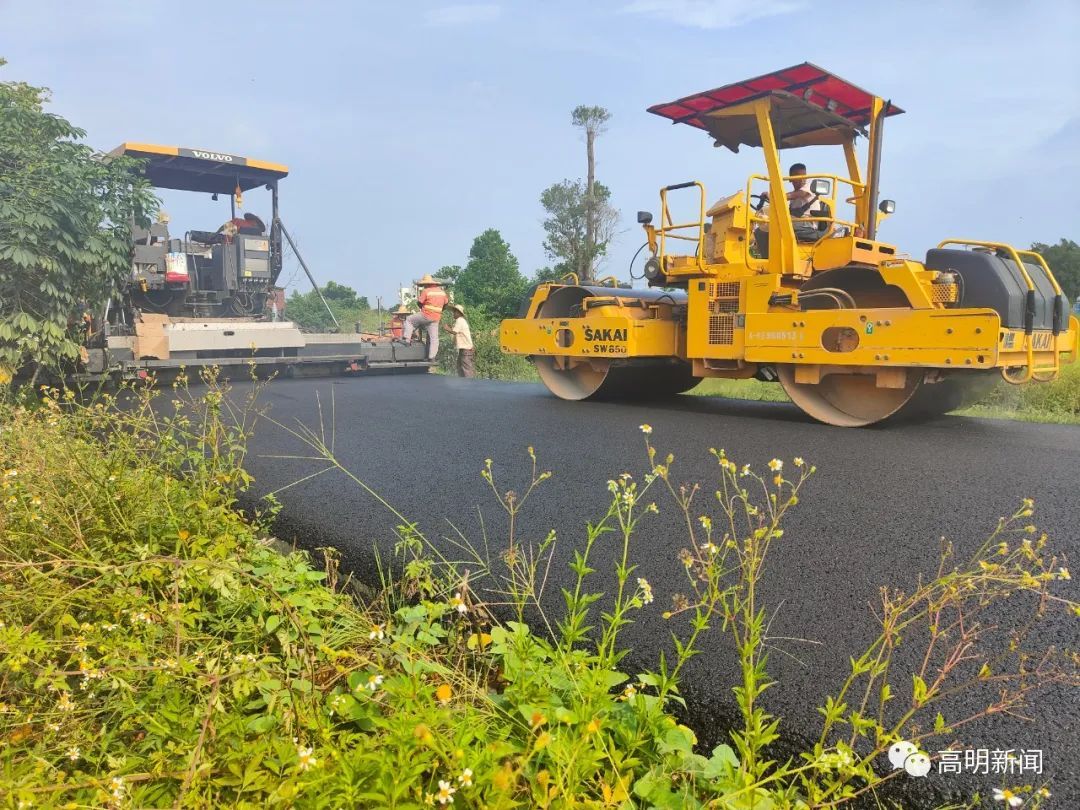 在明城芹水村附近,工人们正在沥青摊铺。 在明城芹水村附近,工人们正在沥青摊铺。