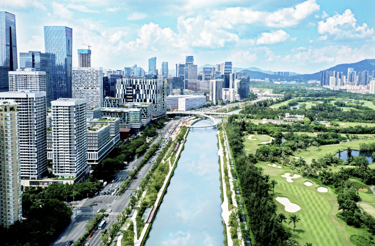 位于深圳南山的大沙河生态长廊两侧,绿水青山与高楼大厦相得益彰。受访者供图 位于深圳南山的大沙河生态长廊两侧,绿水青山与高楼大厦相得益彰。受访者供图