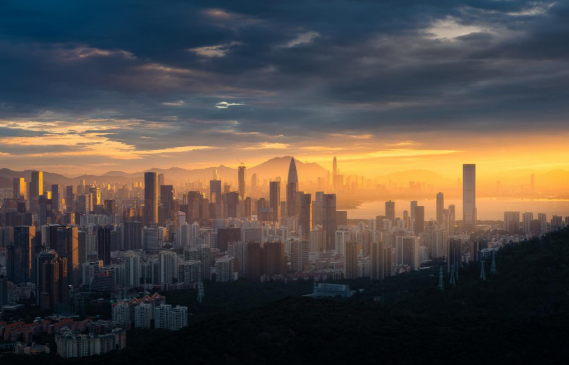 朝阳中的南山城区风貌。潘学郭 摄 朝阳中的南山城区风貌。潘学郭 摄