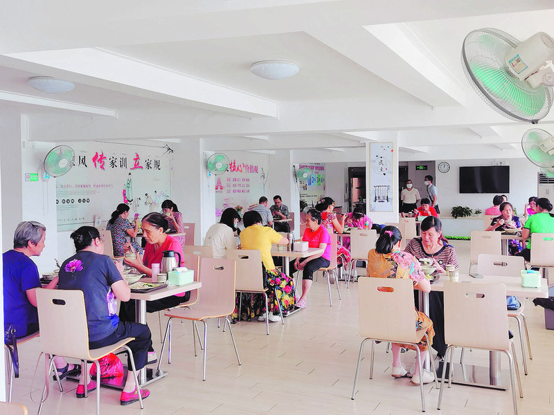 四会市城中街道的长者饭堂位于绥江边，环境舒适，吸引不少长者前往用餐。潘粤华 摄