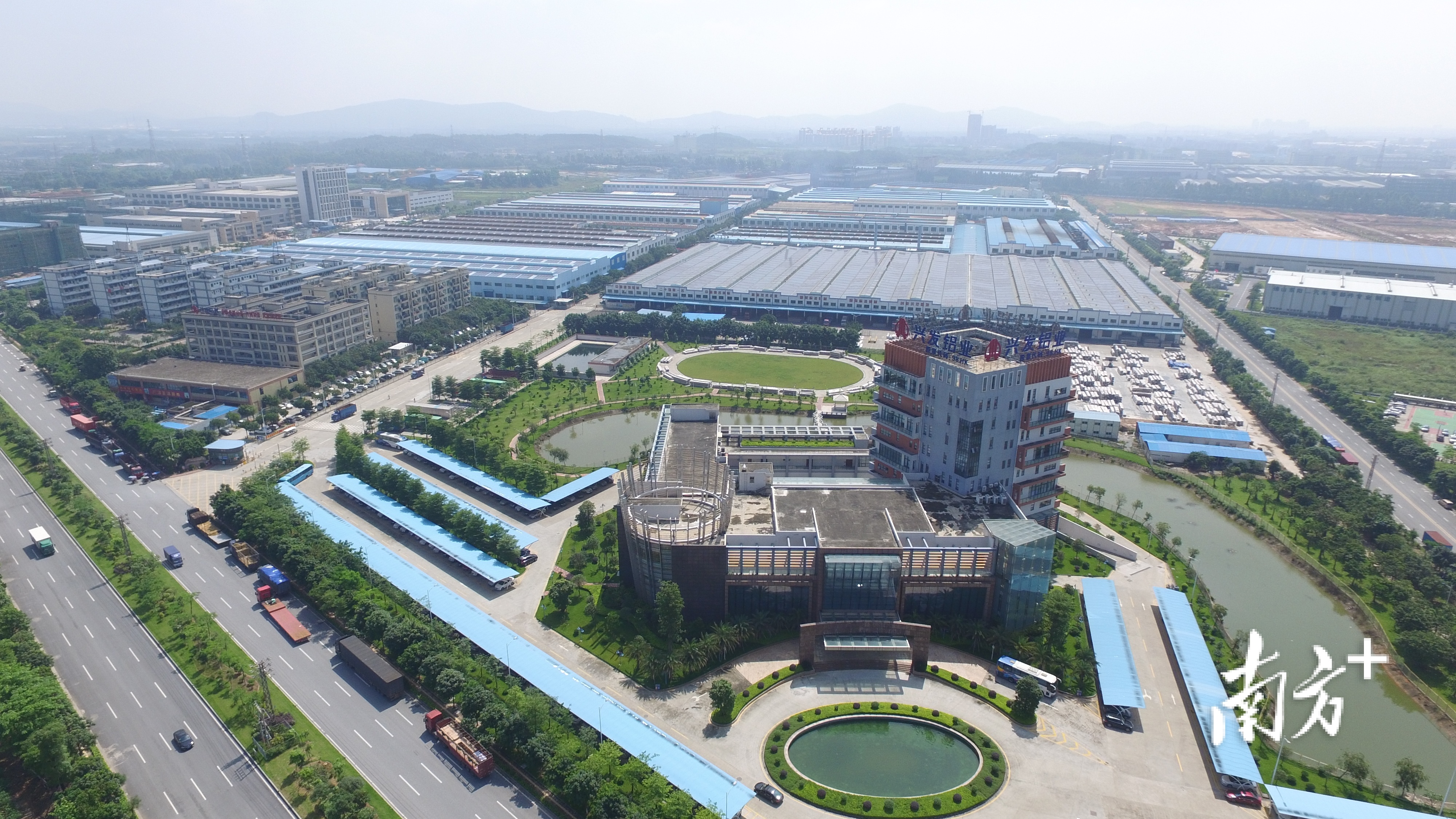 沿着乐平镇乐强大道驱车而行，厂房鳞次栉比，全镇聚集了超千家工业企业。 乐平镇供图