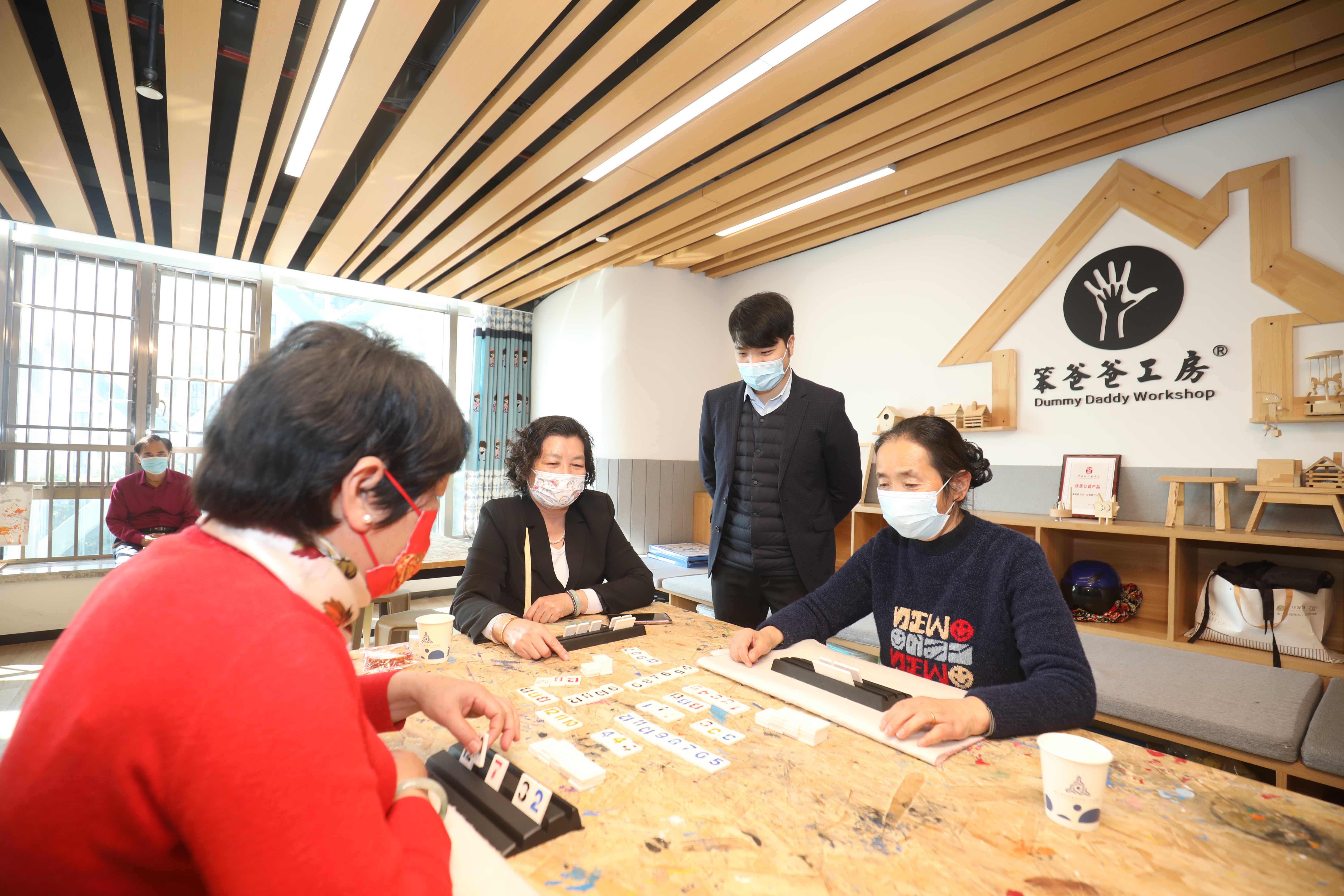 琴澳居民在澳门街坊总会广东办事处横琴综合服务中心内玩桌游。 琴澳居民在澳门街坊总会广东办事处横琴综合服务中心内玩桌游。