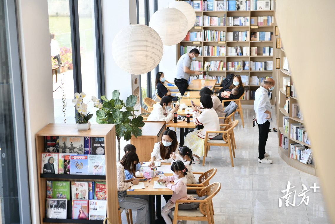 2021年,佛山居民人均可支配收入达61700元,为2012年的2.6倍。图为佛山澹如书屋。 南方+ 戴嘉信 拍摄 2021年,佛山居民人均可支配收入达61700元,为2012年的2.6倍。图为佛山澹如书屋。 南方+ 戴嘉信 拍摄