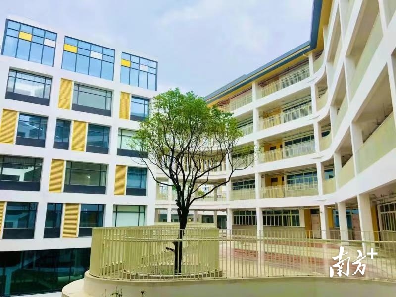 2022年，顺德总投入约25亿元，新增学位1.6万个。图为容桂外国语高黎学校。学校供图