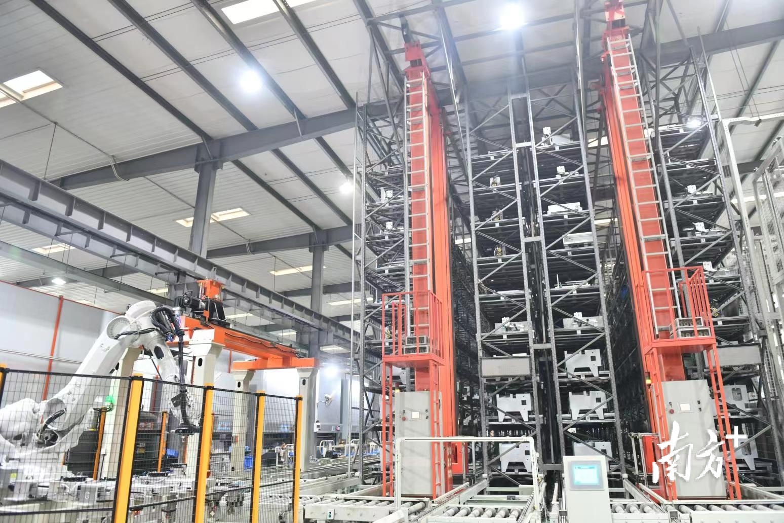 2021年，顺德工业总产值首度突破1万亿元，机器人等新兴产业迅速崛起。南方日报记者 戴嘉信 摄