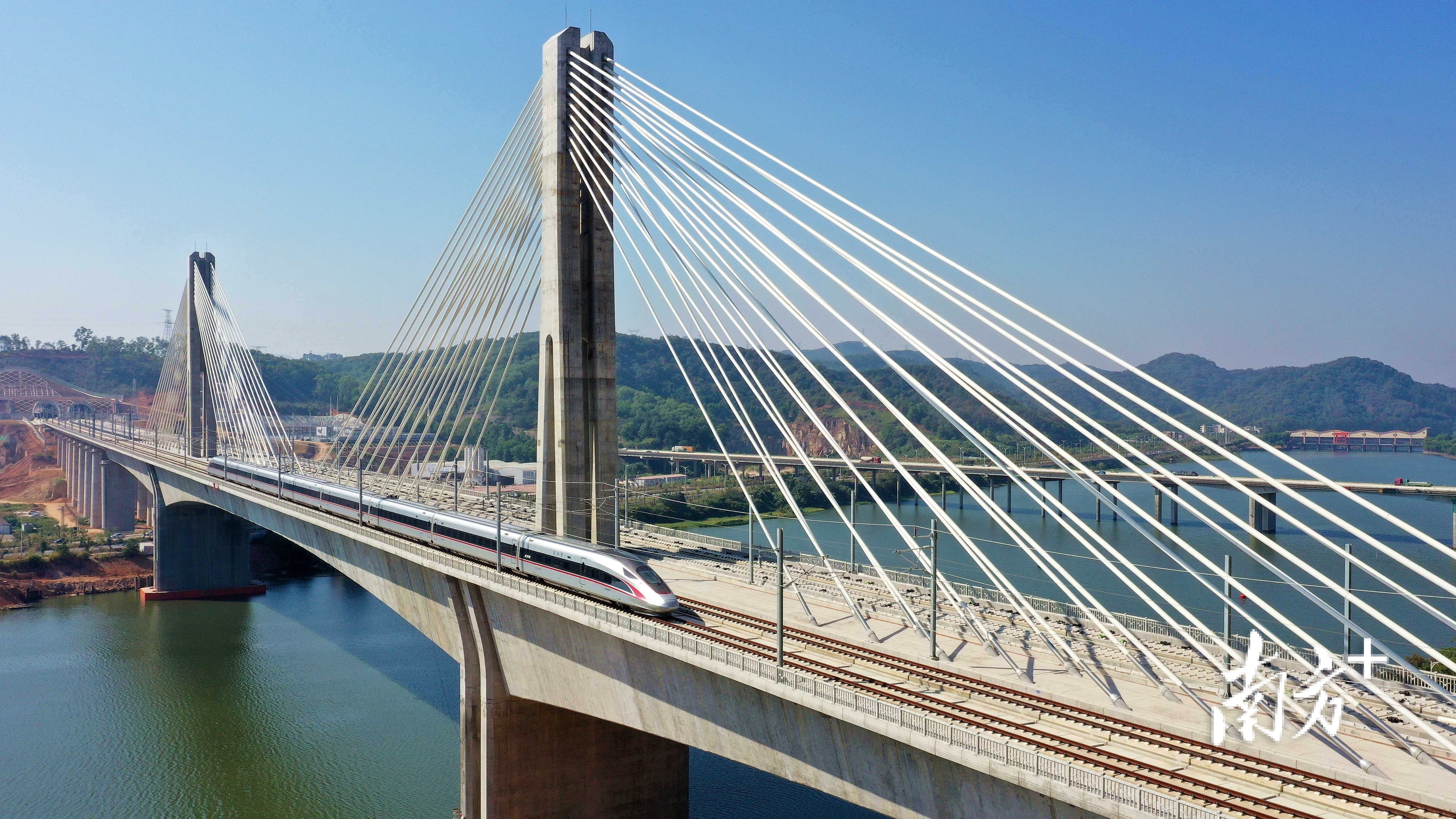 赣深高铁的列车通过惠州市剑潭东江特大桥。 南方日报记者 梁维春 摄 南方+ 梁维春 拍摄 赣深高铁的列车通过惠州市剑潭东江特大桥。 南方日报记者 梁维春 摄 南方+ 梁维春 拍摄