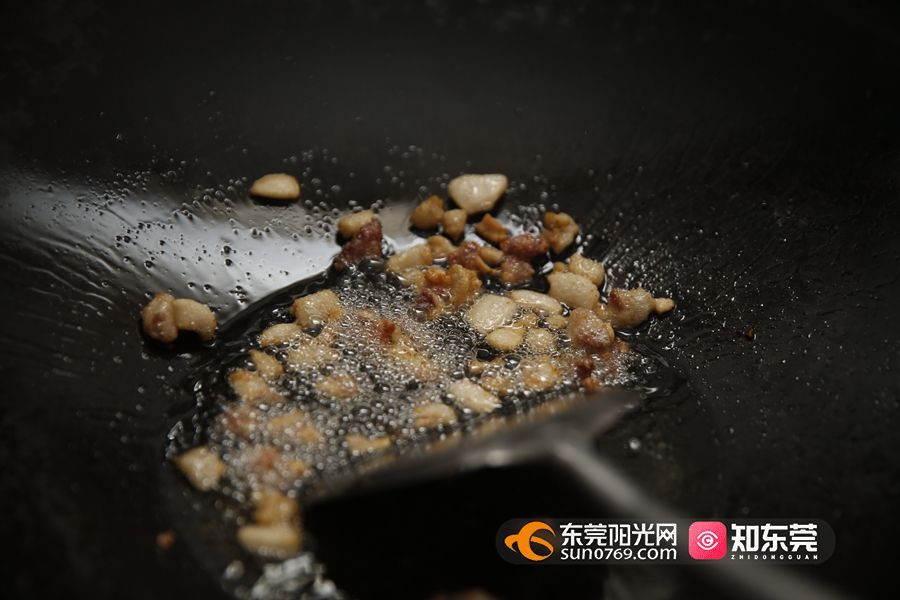 ▲五花肉炸出猪油 ▲五花肉炸出猪油