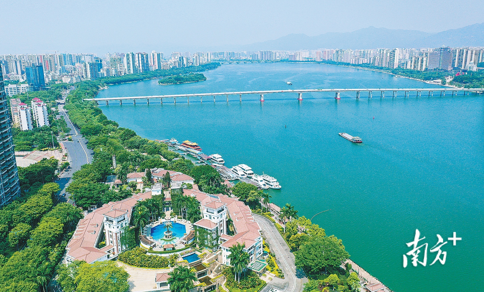 近年来,“山水清远 岭南绿都”的城市名片不断擦亮。图为清远一江两岸城市风光。曾亮超 摄 近年来,“山水清远 岭南绿都”的城市名片不断擦亮。图为清远一江两岸城市风光。曾亮超 摄