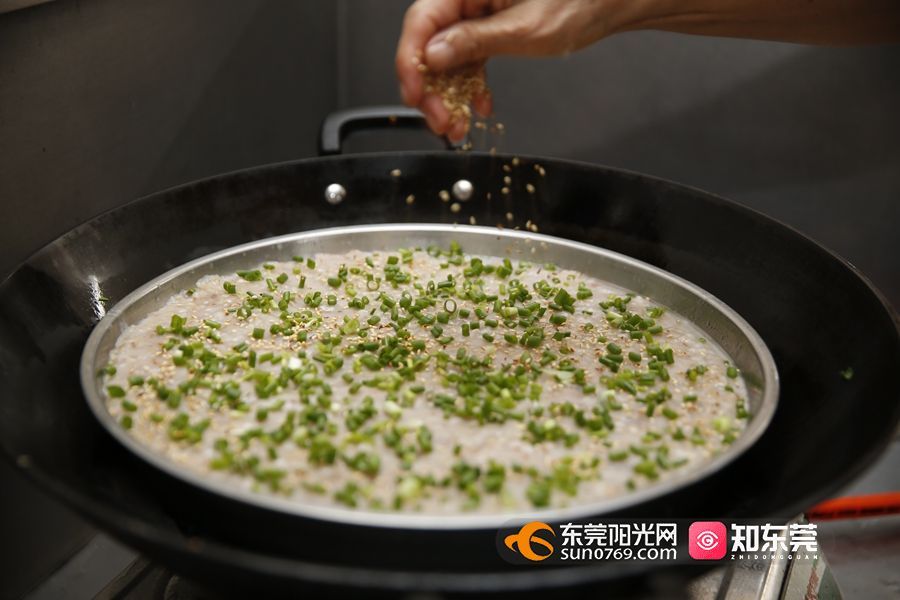 ▲撒上葱花,热乎乎的芋头糕出锅了 ▲撒上葱花,热乎乎的芋头糕出锅了